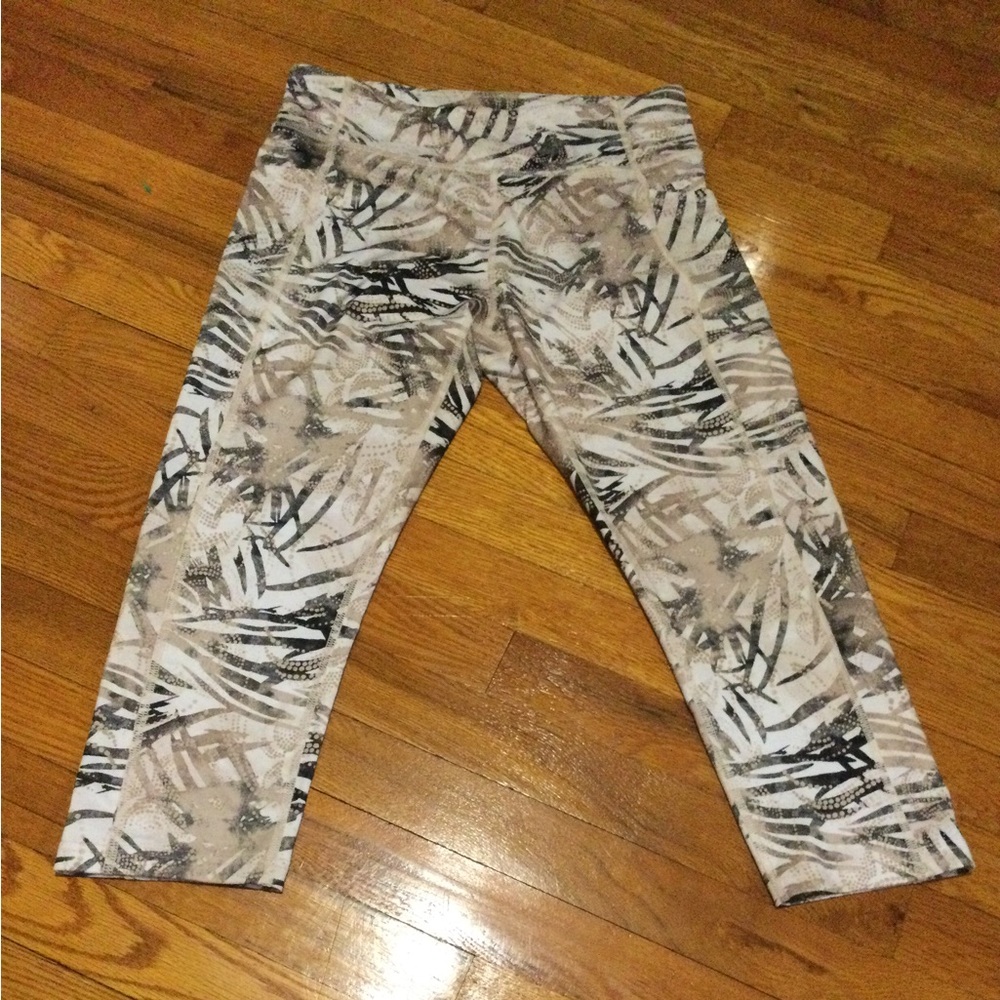 Tek Gear Abstract Patterned Capri Leggings Gently Worn.